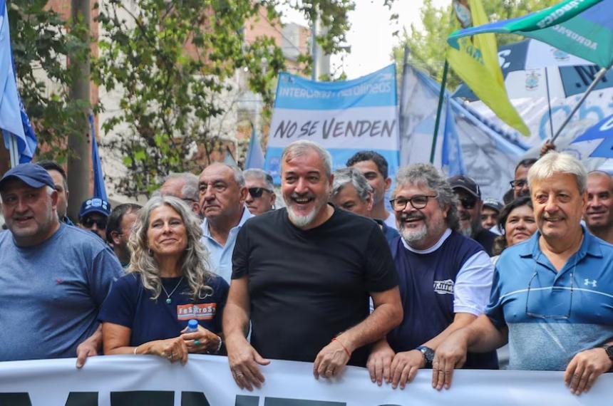 M�s de cien sindicatos movilizan en Rosario para exigir a los gobernadores y senadores provinciales el rechazo a la reforma laboral impulsada por el Gobierno