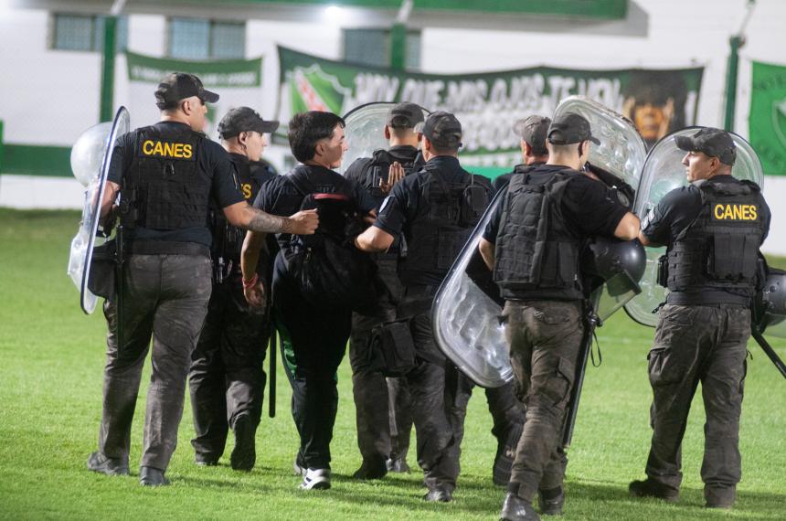 El fotógrafo de Ferro de Pico Tiago Pardo rodeado por la policía