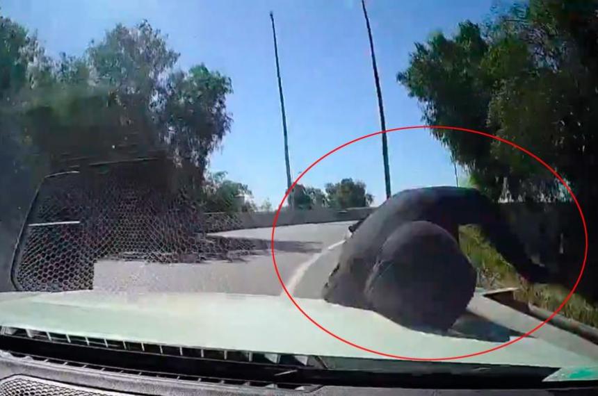 Quedoacute filmado un intento de asalto en Chile- atropelloacute a un delincuente para escapar de un bajonazo