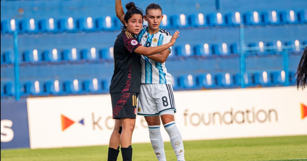 La pampeana Agustina Maldonado lucha con una rival