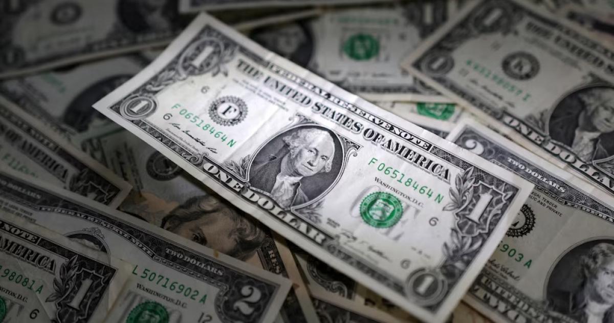 Mientras que el dólar vuelve a caer se aleja del techo de las bandas cambiarias