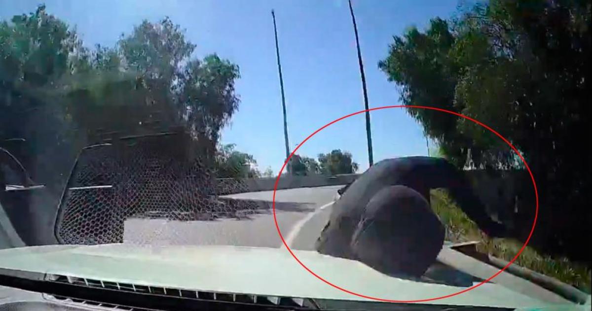 Quedoacute filmado un intento de asalto en Chile- atropelloacute a un delincuente para escapar de un bajonazo