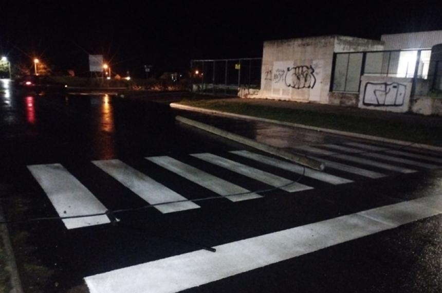 Una columna de alumbrado quedó en medio de la calle Stieben