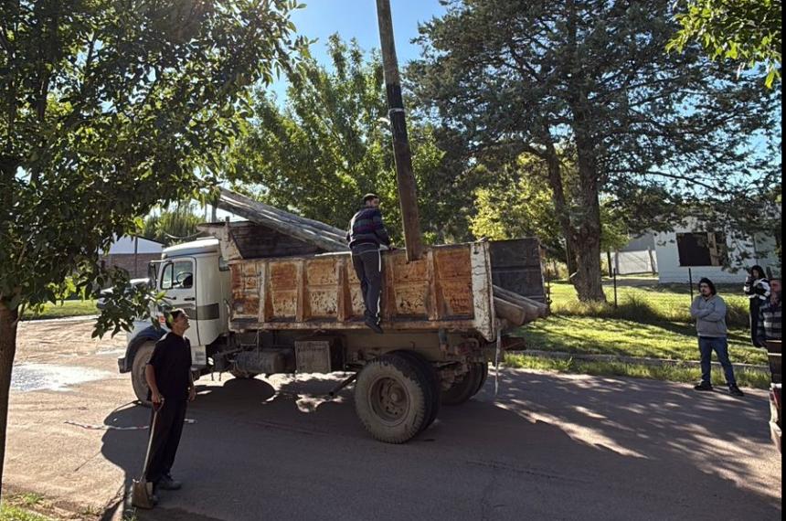 La Municipalidad siguió con el retiro de postes de Clarin