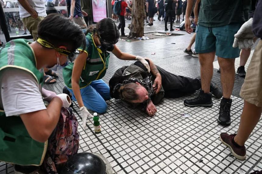 Hay incidentes entre la Policiacutea y los manifestantes mientras se debate la reforma laboral