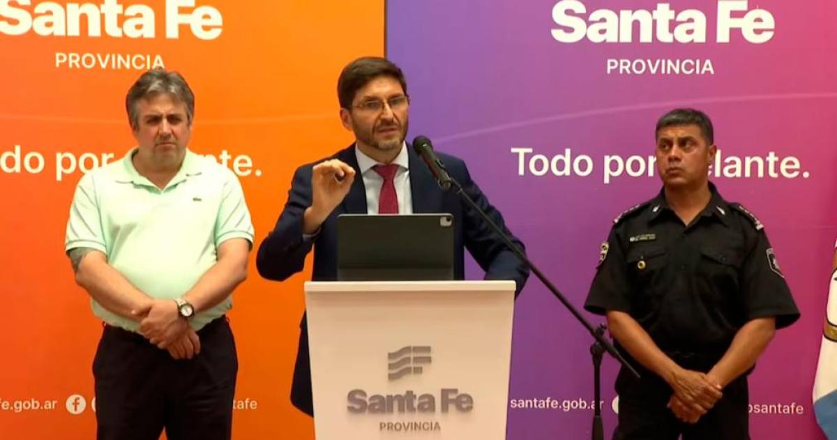 Pullaro anuncioacute una suba salarial y la Policiacutea de Santa Fe levantoacute el paro en Rosario