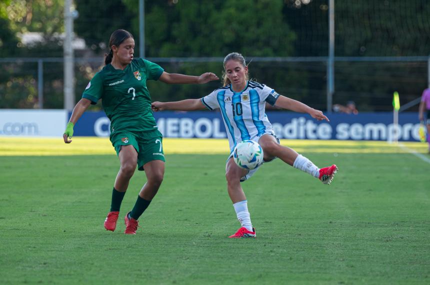 Altgelt capitana argentina y futbolista de River intenta un enganche ante una defensora boliviana