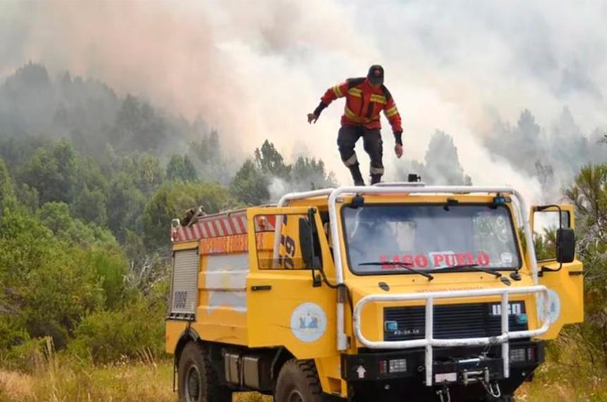 Chubut- tras la lluvia brigadistas retoman el combate y advierten que el fuego seguiraacute activo semanas