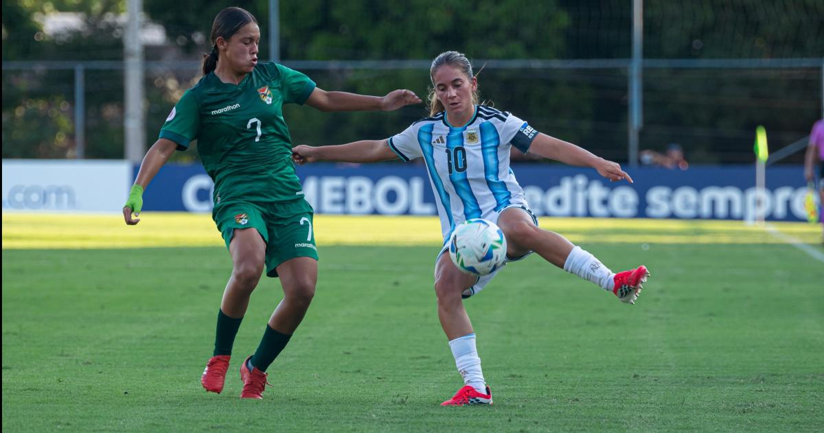 Altgelt capitana argentina y futbolista de River intenta un enganche ante una defensora boliviana
