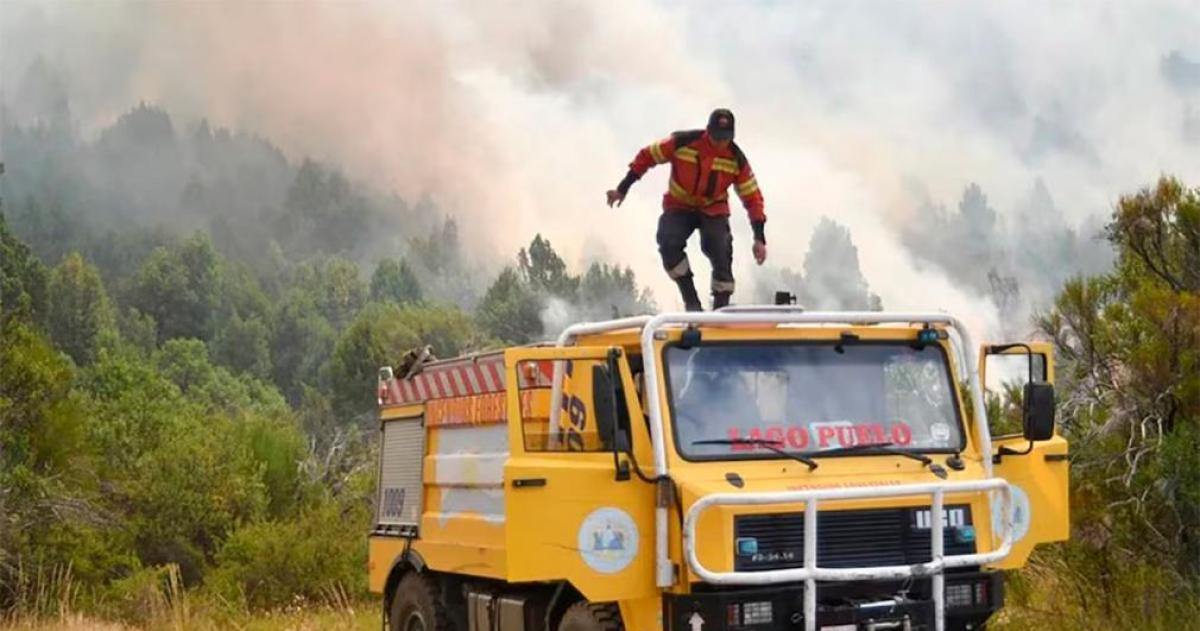 Chubut- tras la lluvia brigadistas retoman el combate y advierten que el fuego seguiraacute activo semanas