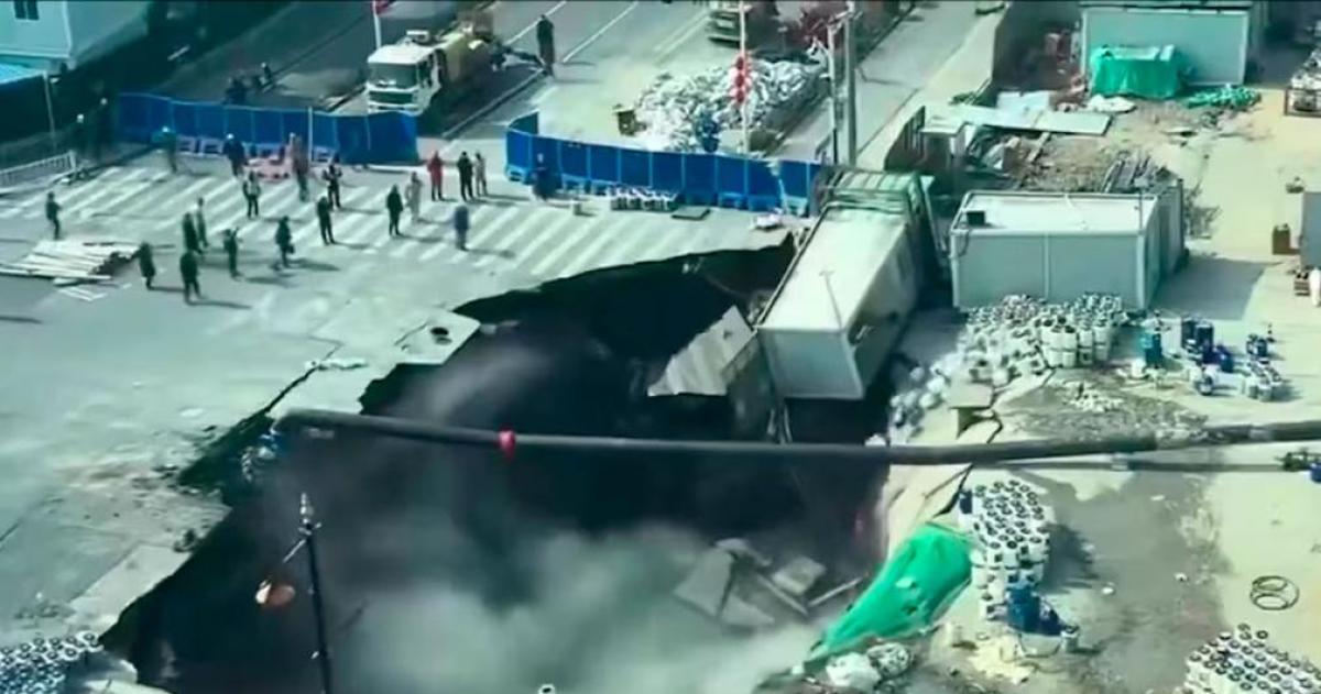 Shanghaacutei- se hundioacute una calle por el colapso de un tuacutenel en obra del subte y se formoacute un socavoacuten