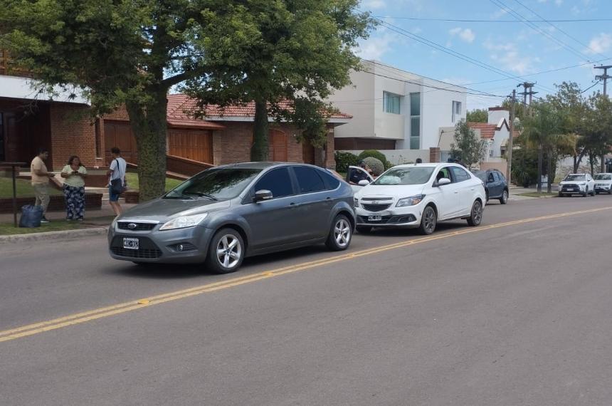 Una mujer lesionada por un choque entre dos autos en la avenida Argentino Valle