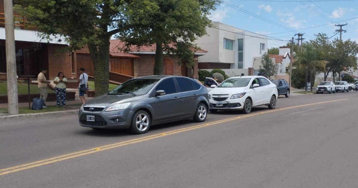 Una mujer lesionada por un choque entre dos autos en la avenida Argentino Valle