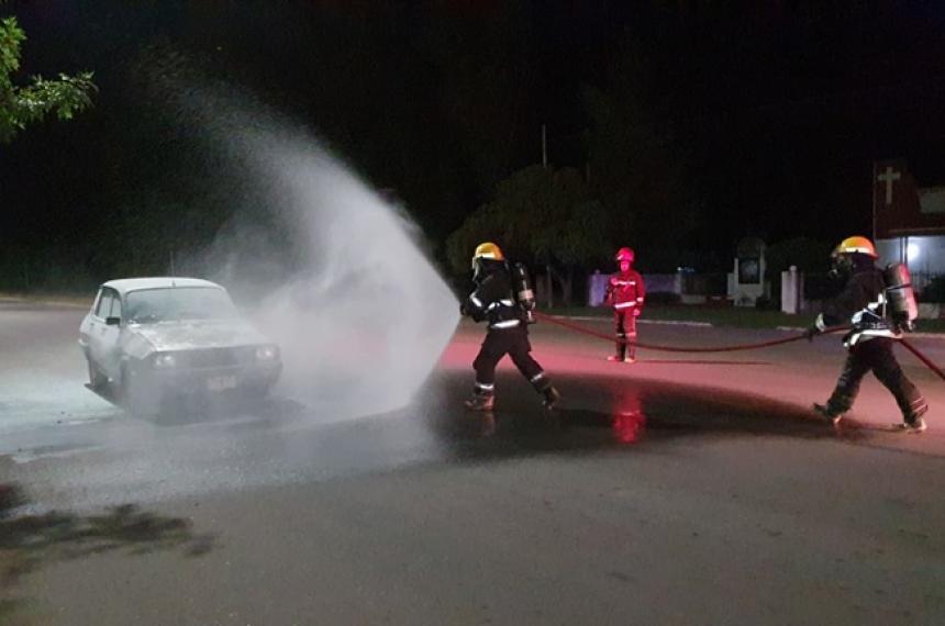 Los bomberos trabajaron para terminar de apagar el fuego
