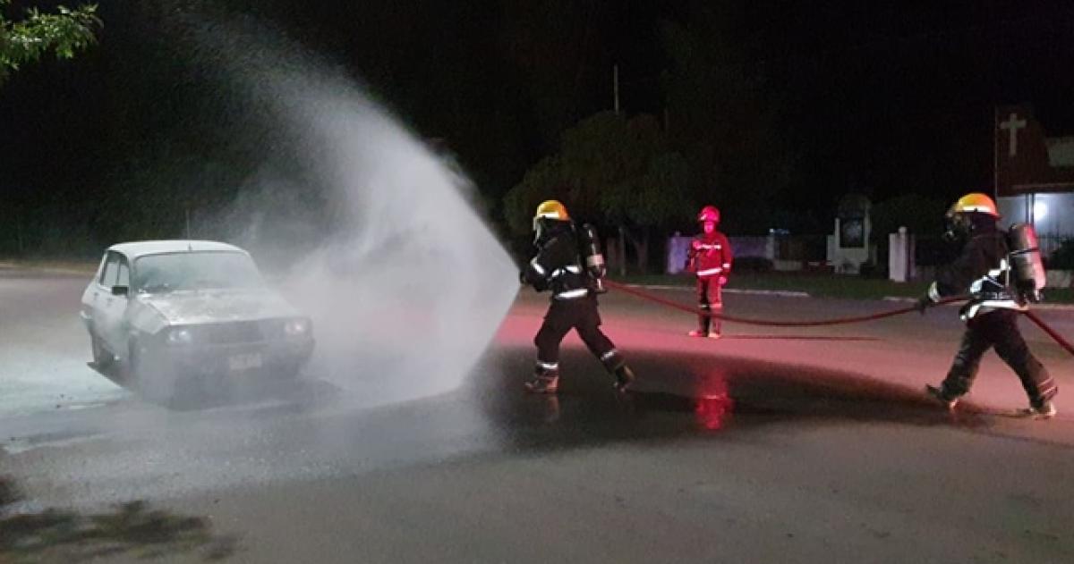 Los bomberos trabajaron para terminar de apagar el fuego