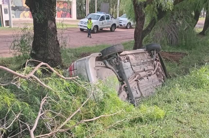 El corsa Classic quedó en el zanjón que separa la arteria principal de la colectora en la avenida Perón