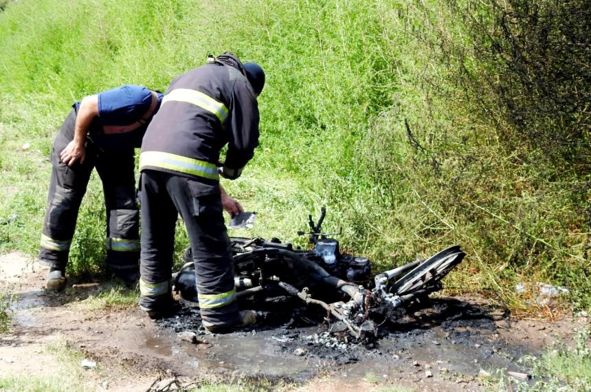 Chocaron una moto se prendioacute fuego y la abandonaron