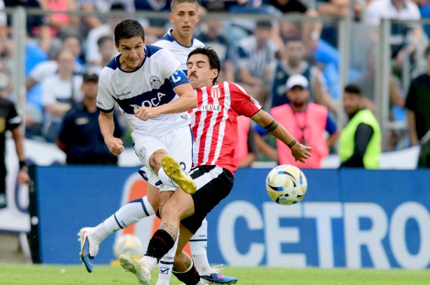 Nacho Fern�ndez y Neves disputan la pelota en el cl�sico jugado en El Bosque