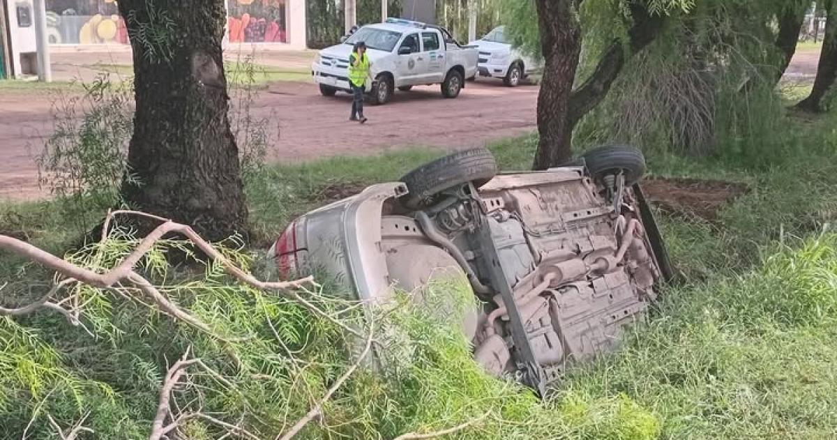 El corsa Classic quedó en el zanjón que separa la arteria principal de la colectora en la avenida Perón