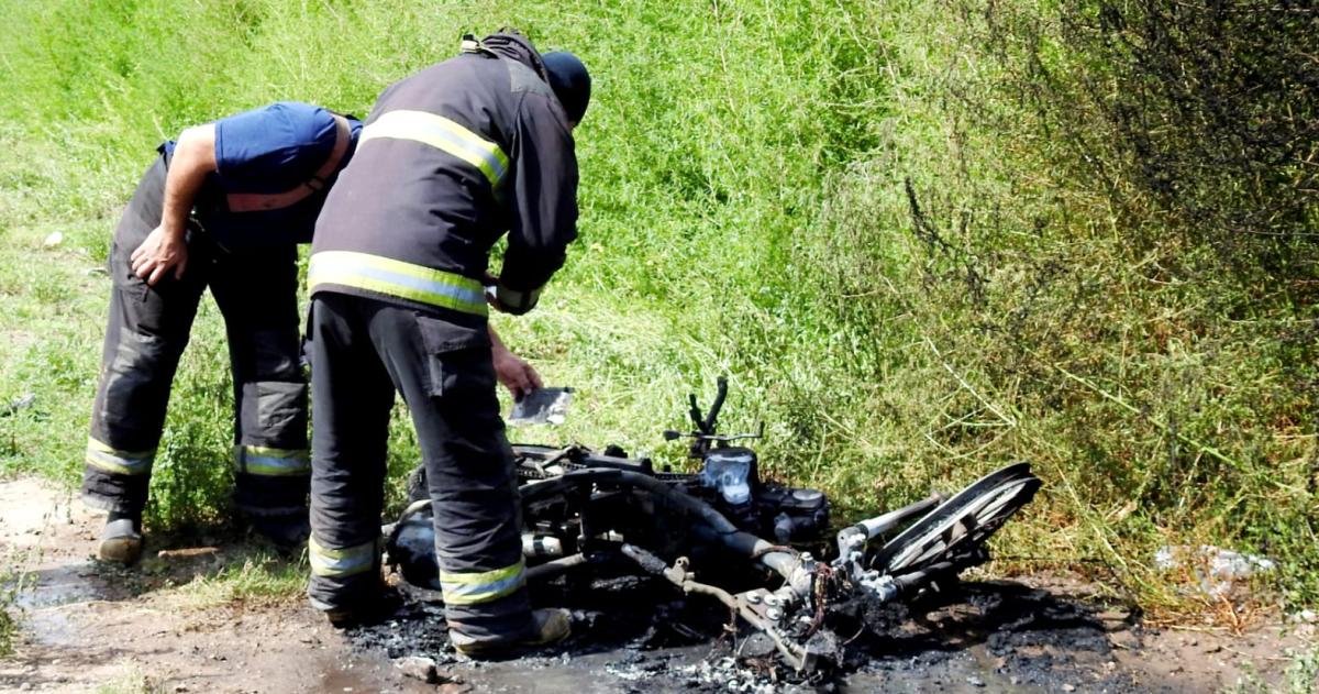 Chocaron una moto se prendioacute fuego y la abandonaron