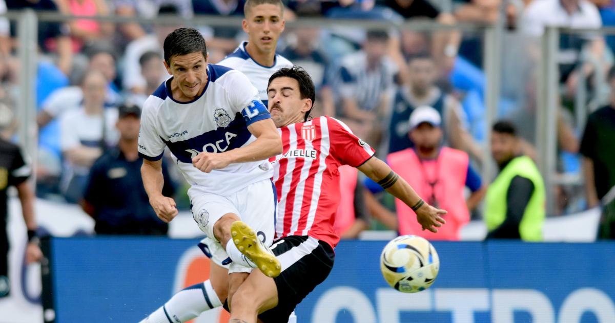 Nacho Fern�ndez y Neves disputan la pelota en el cl�sico jugado en El Bosque