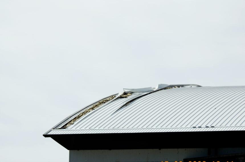 Los tramos de chapa desprendidos del techo del Megaestadio