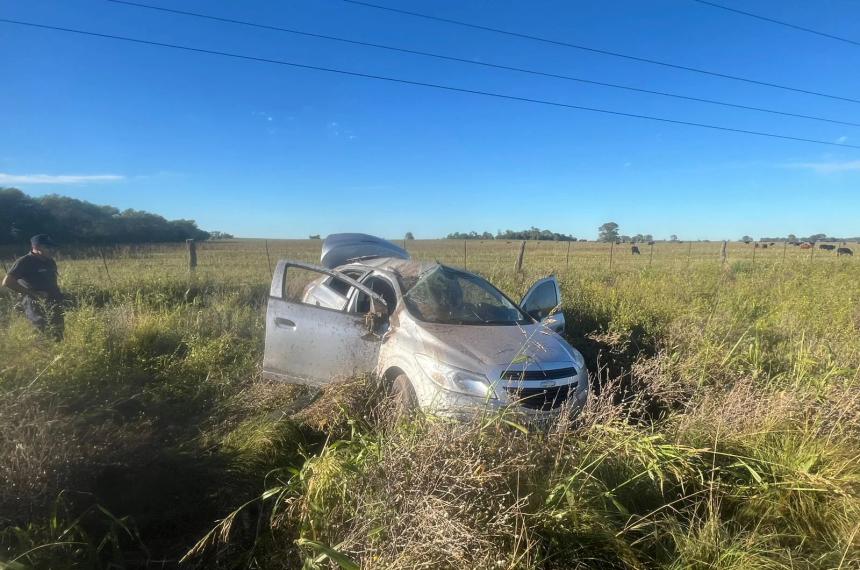 El Chevrolet Prisma que terminó en la banquina de la mano opuesta