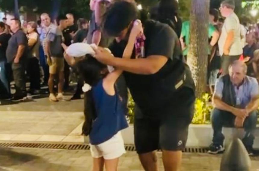 El baile que conmovioacute a la plaza- un padre y su hija el corazoacuten del folclore en Santa Rosa