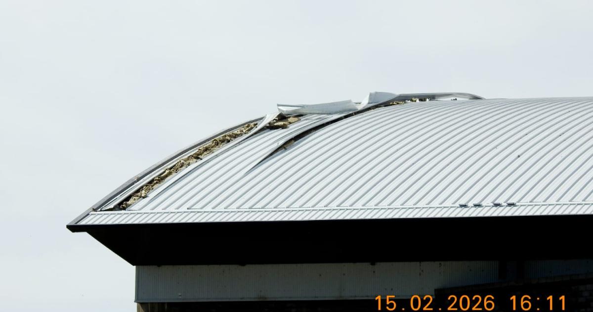 Los tramos de chapa desprendidos del techo del Megaestadio