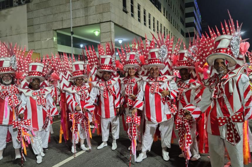El pampeano junto a la comparsa brasilera