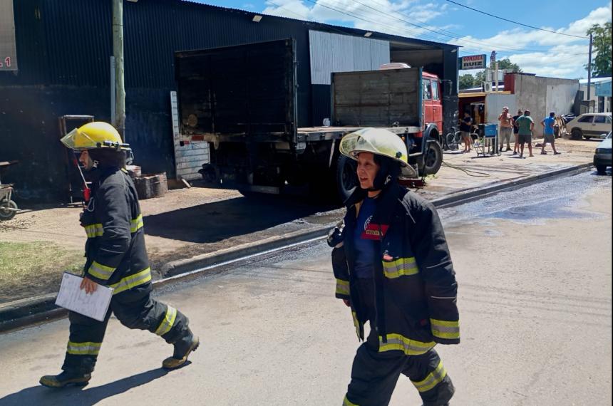 Bomberos realizó una tarea de contención porque se desparramó combustible en toda la cuadra