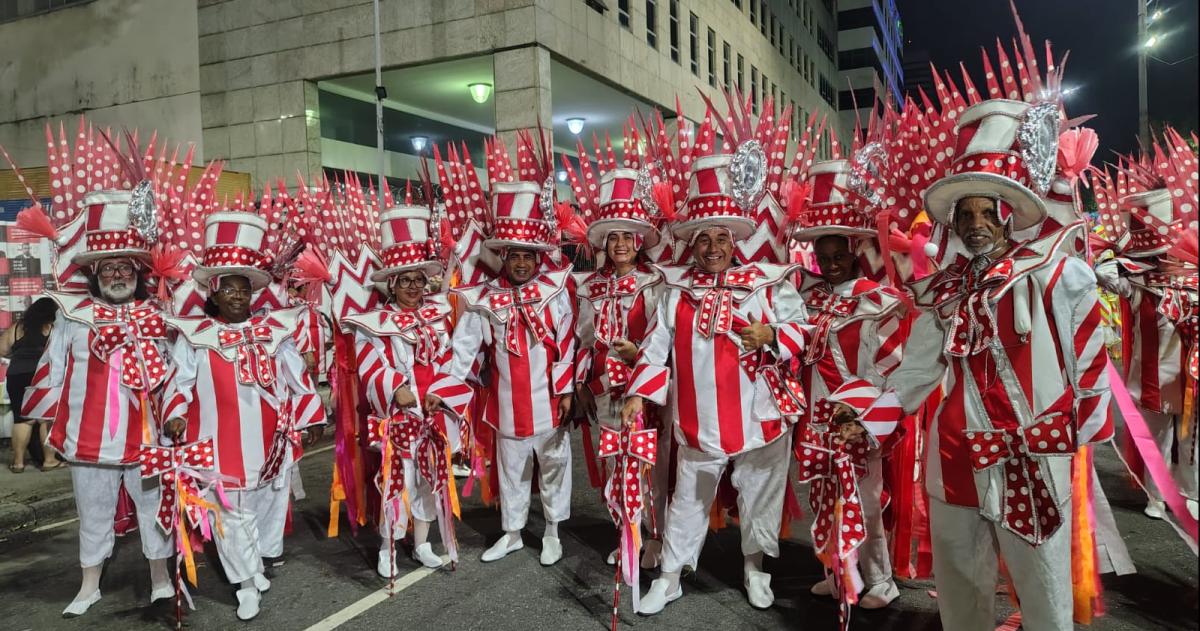 El pampeano junto a la comparsa brasilera