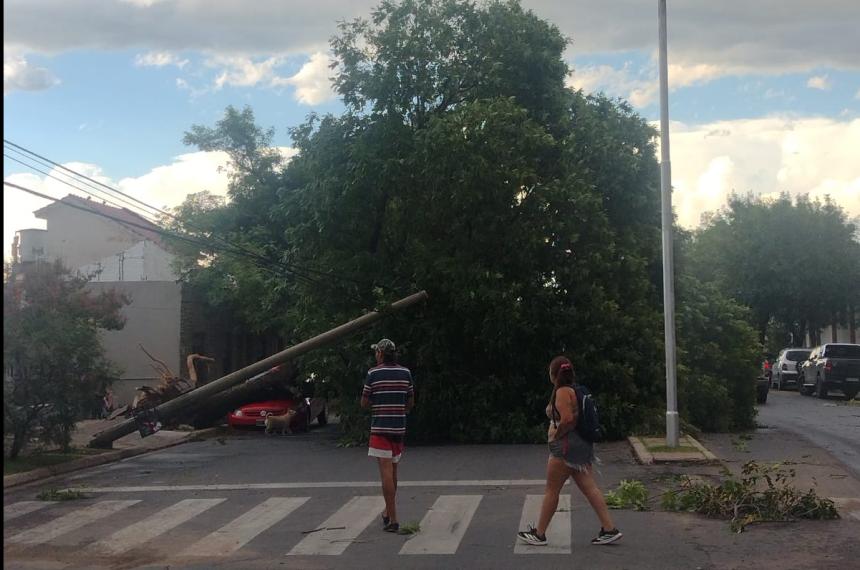 El auto aplastado en la avenida Belgrano frente al club de Villa Alonso