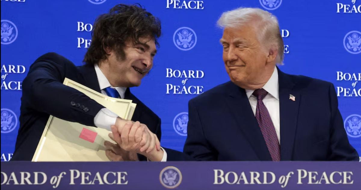 El presidente Javier Milei junto a su par republicano en la firma del acta que dio creación al Consejo de Paz
