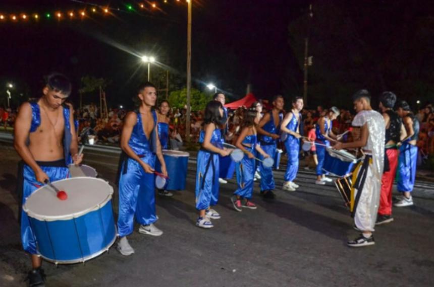 La noche combinar� el despliegue de comparsas carrozas y murgas