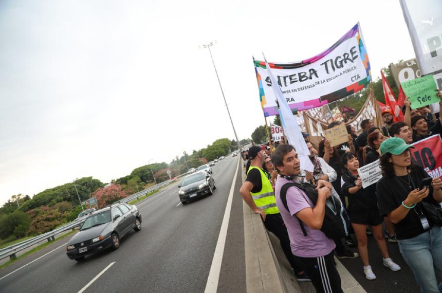 Organizaciones de iquierda cortan Panamericana Los trabajadores de FATE est�n en la f�brica