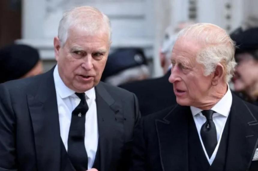 El expríncipe es hermano de Carlos III actual monarca del Reino Unido