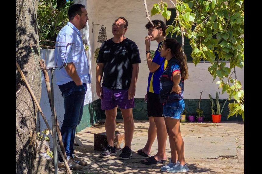 El intendente santarroseño Luciano di Napoli mantuvo contacto con los vecinos después del temporal