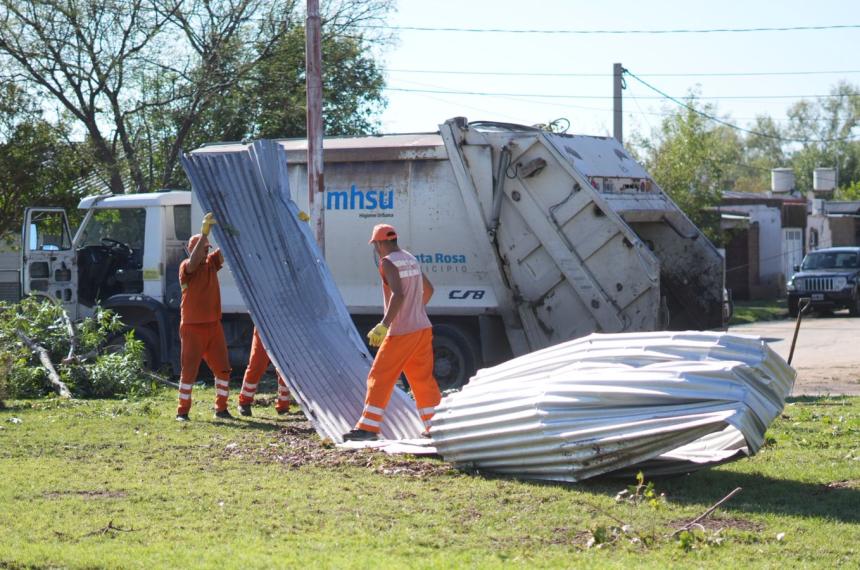 Operativo tras el temporal- asisten a 90 familias y despejan maacutes de 500 aacuterboles caiacutedos