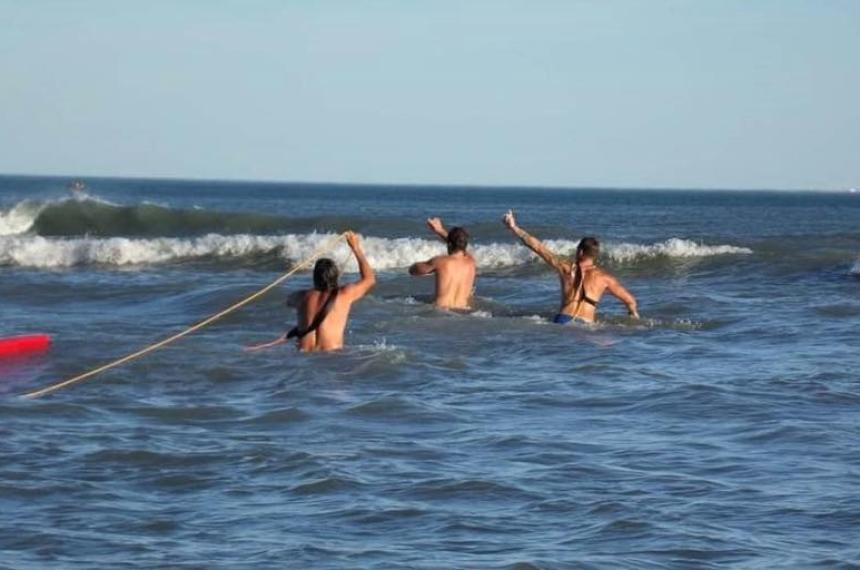 Agustín quien cuenta con formación en salvataje no se quedó como un espectador m�s