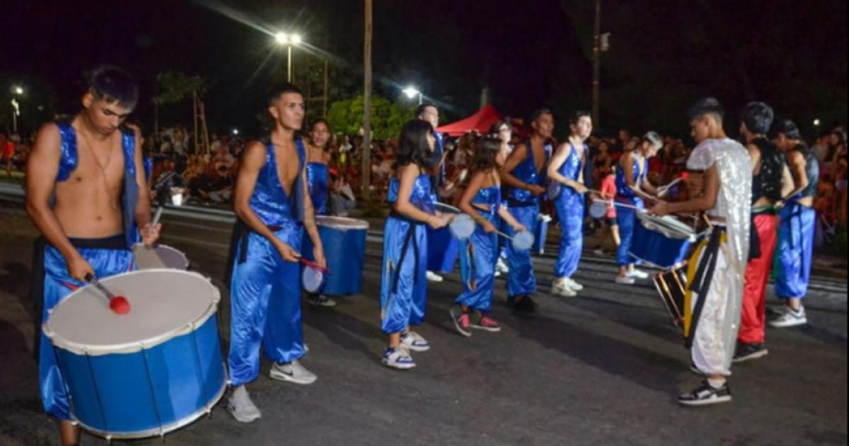 La noche combinar� el despliegue de comparsas carrozas y murgas