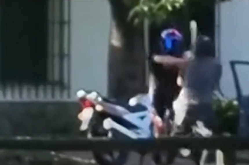 El conductor del vehículo atacó a palazos al motociclista quien se defendió y le provocó la muerte