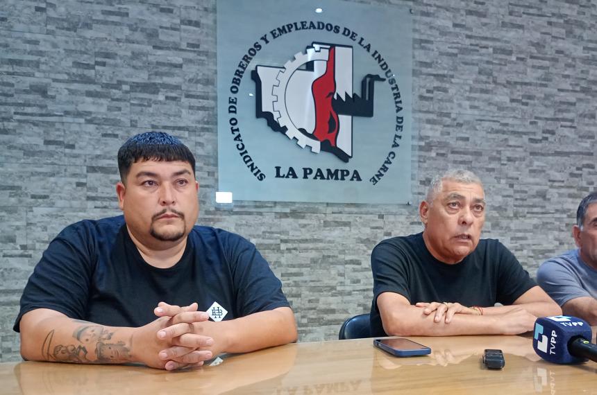 Los dirigentes del Sindicato de la Carne en conferencia de prensa