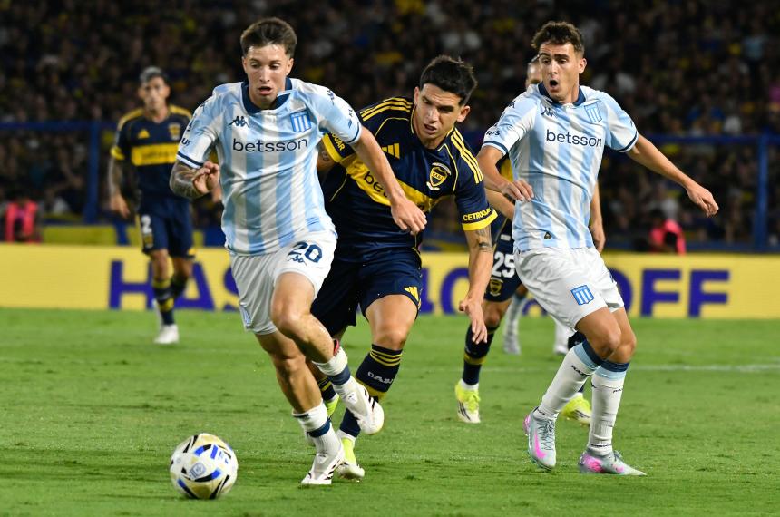 Rodríguez y Blanco disputan la pelota en el duelo entre Boca y Racing
