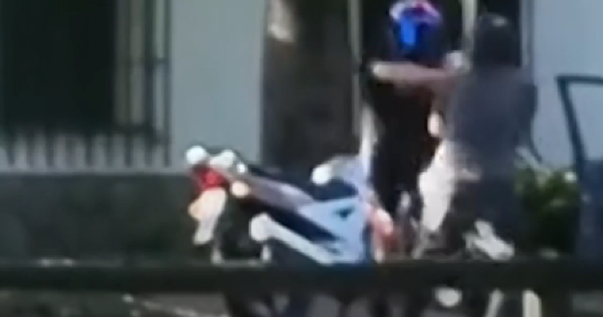 El conductor del vehículo atacó a palazos al motociclista quien se defendió y le provocó la muerte