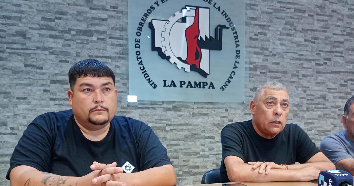 Los dirigentes del Sindicato de la Carne en conferencia de prensa