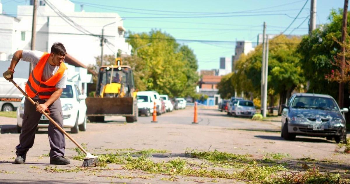 Las cuadrillas municipales siguen trabajando en los barrios de la ciudad