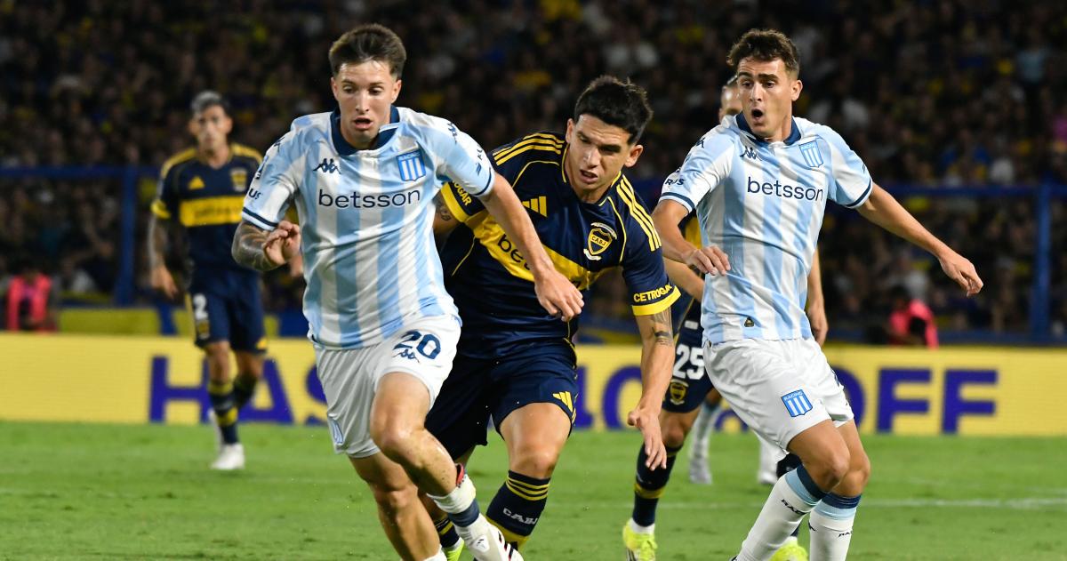 Rodríguez y Blanco disputan la pelota en el duelo entre Boca y Racing