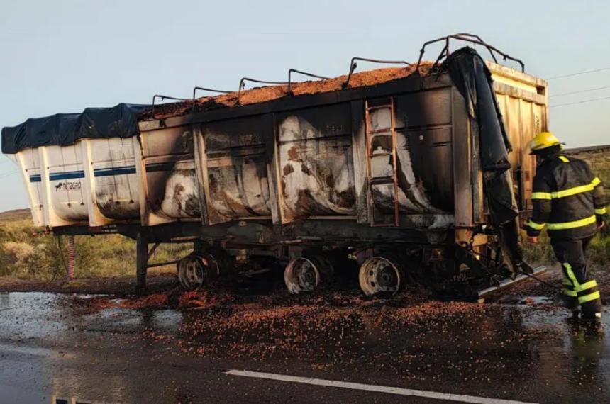  La magnitud del incendio requirió la intervención de los bomberos