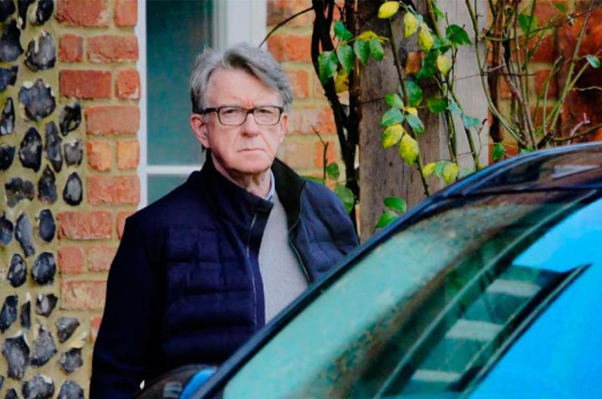 iexclTerremoto en Londres El fantasma de Epstein se lleva puesto a Peter Mandelson- Arresto requisa y escaacutendalo total